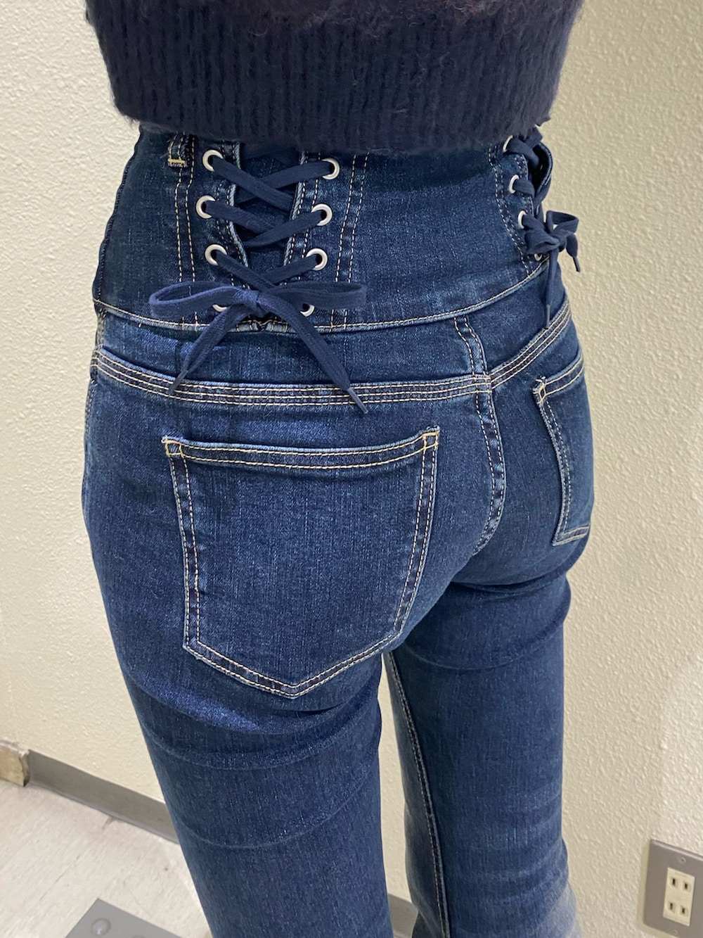 ブルー系のデニムパンツ、ホワイト系のブルゾンを着用したレディースの秋コーディネートの7枚目の写真