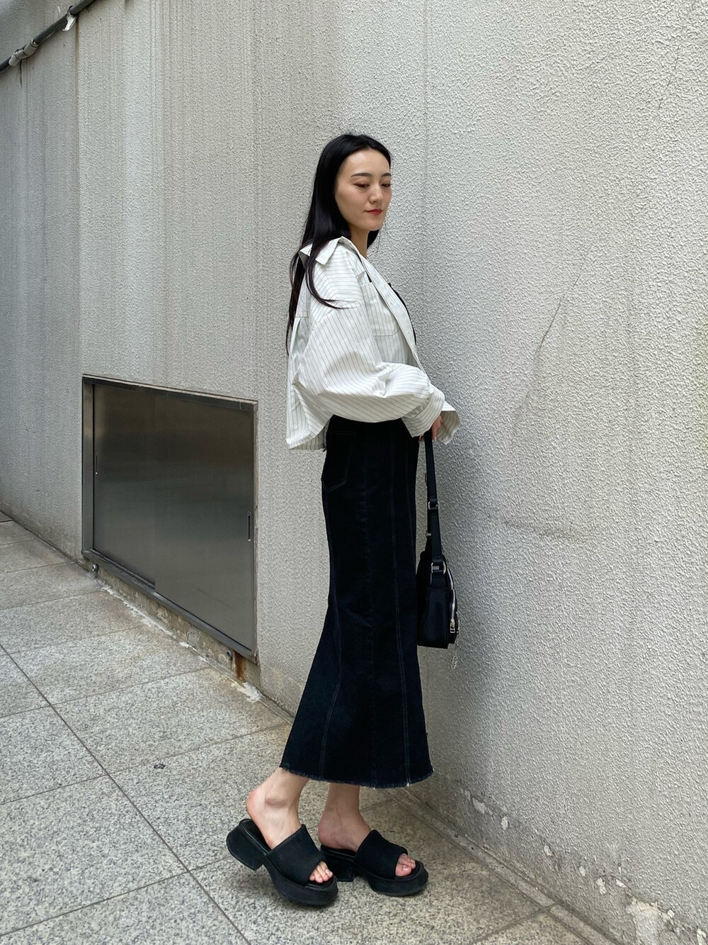 ブラック系のサンダル、その他のシャツ/ブラウス、ブラック系のワンピースを着用したレディースの夏コーディネートの3枚目の写真