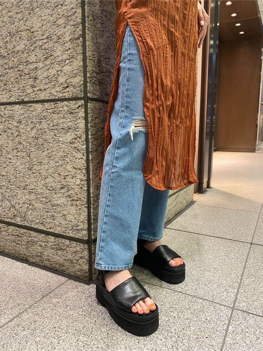 「ワンピースコーデ、黒髪ロング、エモダ、厚底サンダル、カラーワンピース、フレアデニム、EMODA、デニム、足盛れる靴」｜「EMODAのフィットリブTシャツ（Tシャツ/カットソー、ホワイト系）」を使った、中村樹李亜さん（レディース・175cm）の夏コーディネートの5枚目の写真