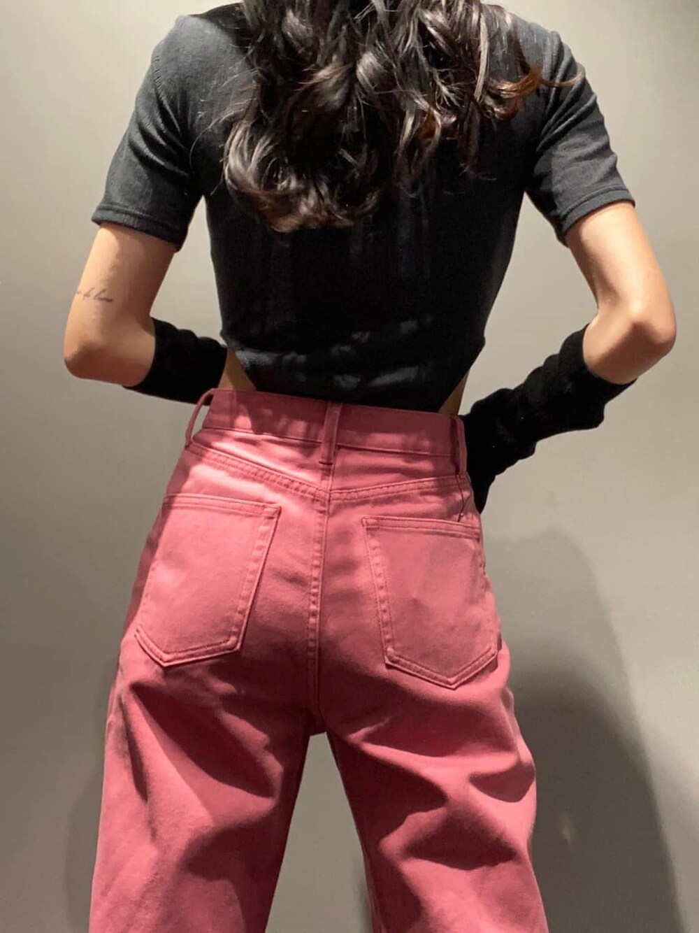 ピンク系のデニムパンツ、ブラック系のTシャツ/カットソー、ブラック系のハットを着用したレディースの夏コーディネートの6枚目の写真