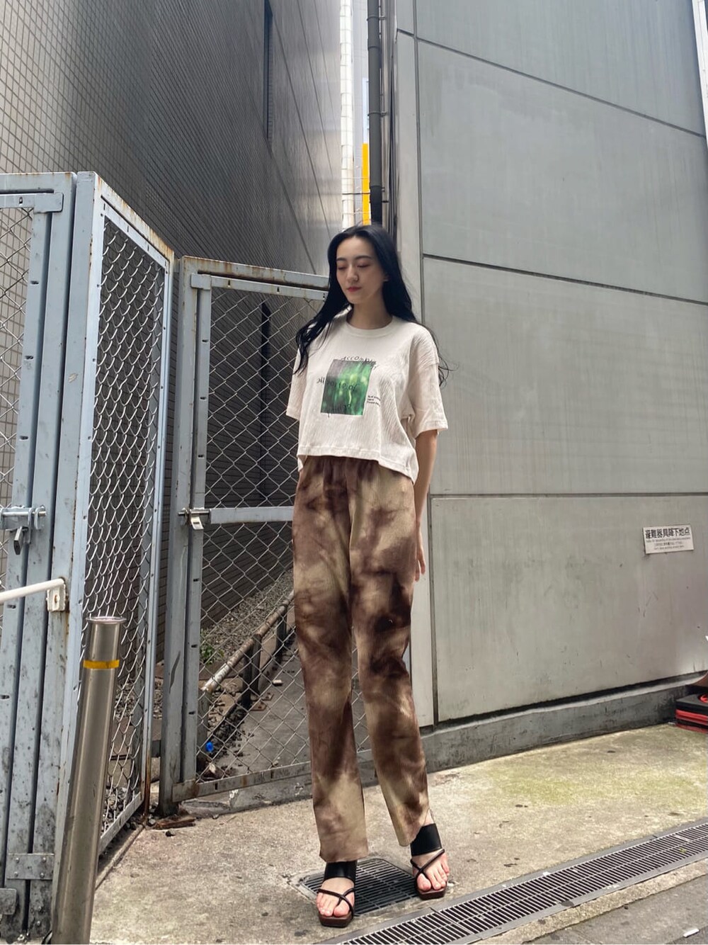 ブラック系のサンダル、その他のその他パンツ、ホワイト系のTシャツ/カットソーを着用したレディースの夏コーディネートの2枚目の写真