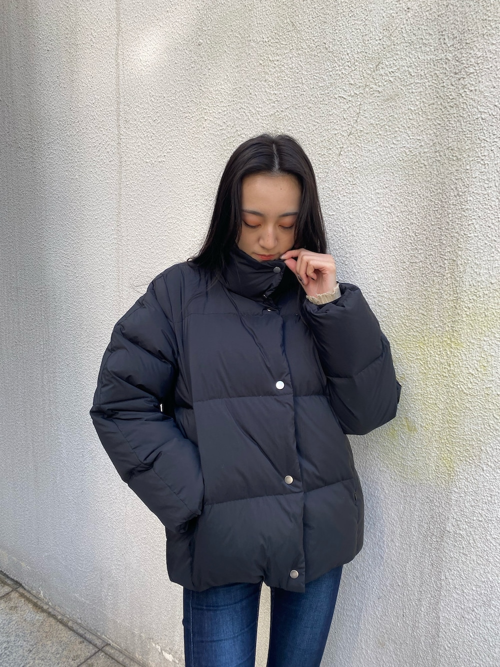 ブルー系のデニムパンツ、ホワイト系のニット/セーター、ブラック系のブーツを着用したレディースの冬コーディネートの8枚目の写真