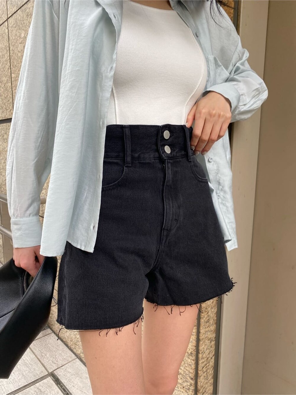 ブラック系のサンダル、ホワイト系のタンクトップ、ブラック系のデニムパンツを着用したレディースの夏コーディネートの4枚目の写真