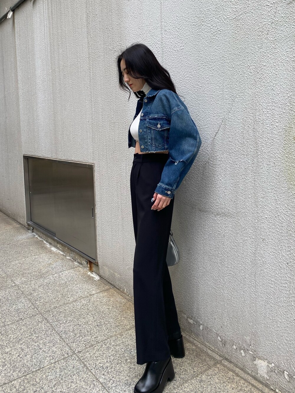 ブラック系のその他パンツ、ホワイト系のニット/セーター、ブルー系のデニムジャケットを着用したレディースの春コーディネートの4枚目の写真