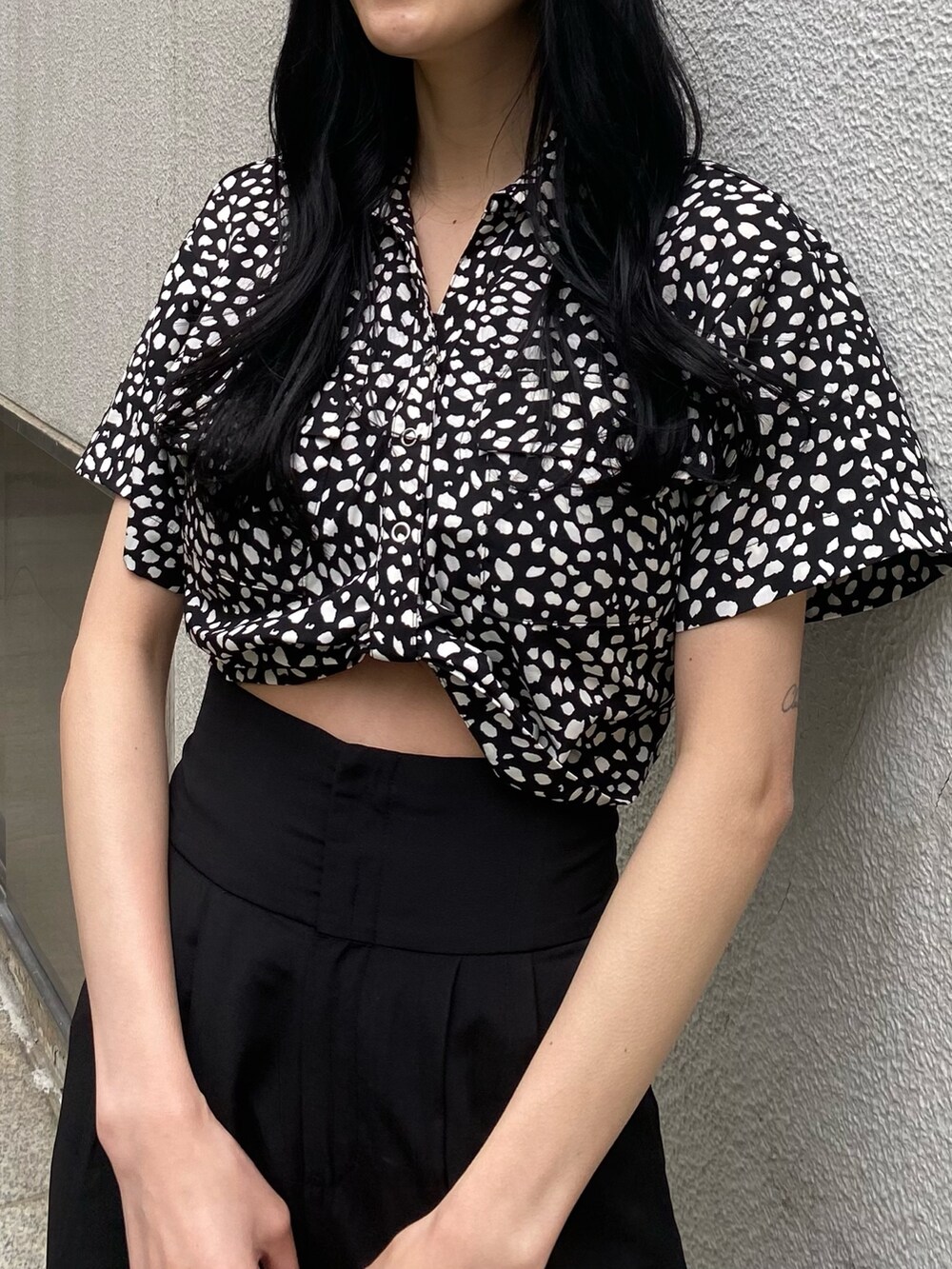 ブラック系のその他パンツ、その他のシャツ/ブラウス、ブラック系のサンダルを着用したレディースの春コーディネートの6枚目の写真