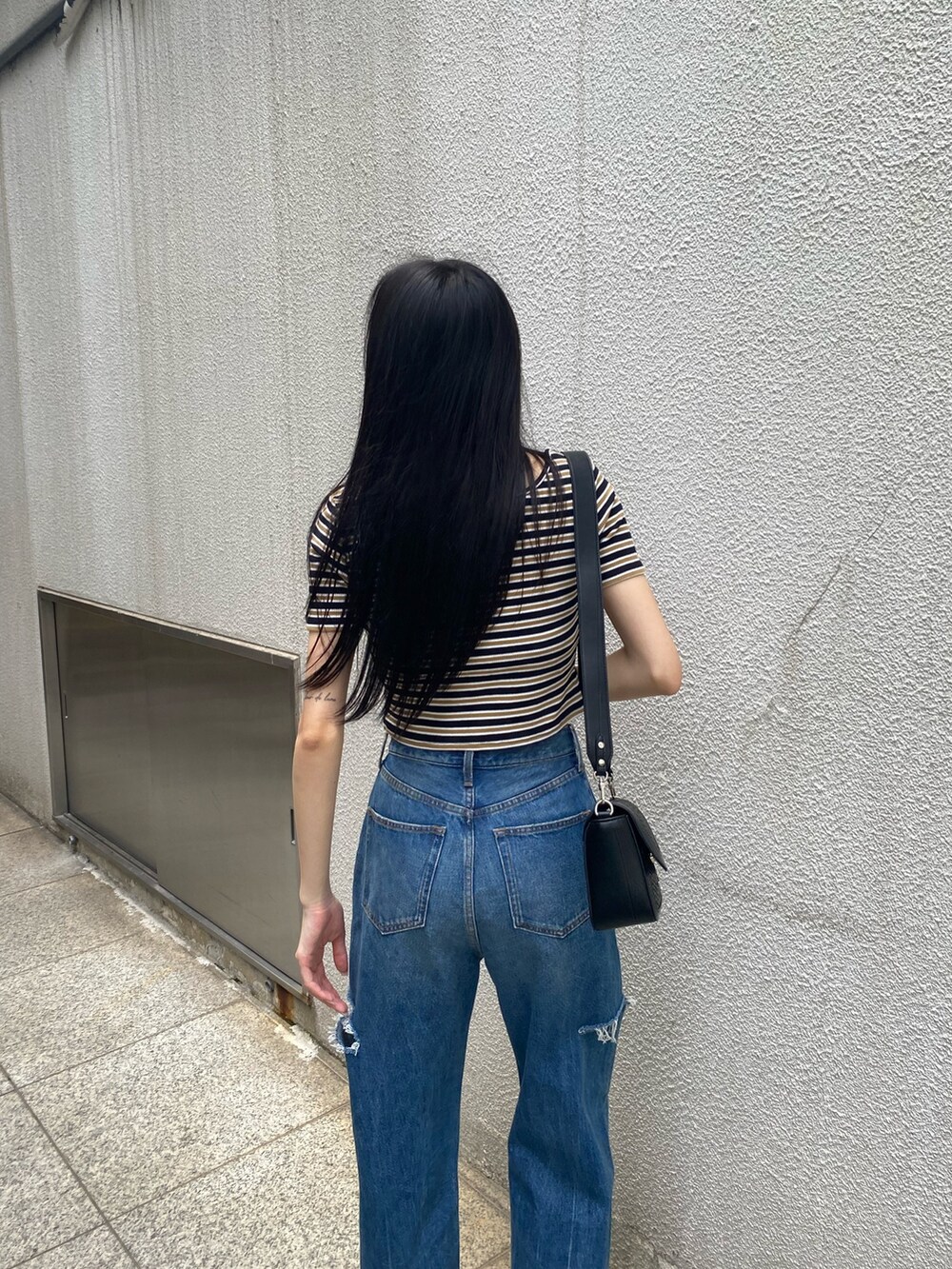 その他のTシャツ/カットソー、ブラック系のサンダル、ブルー系のデニムパンツを着用したレディースの夏コーディネートの6枚目の写真