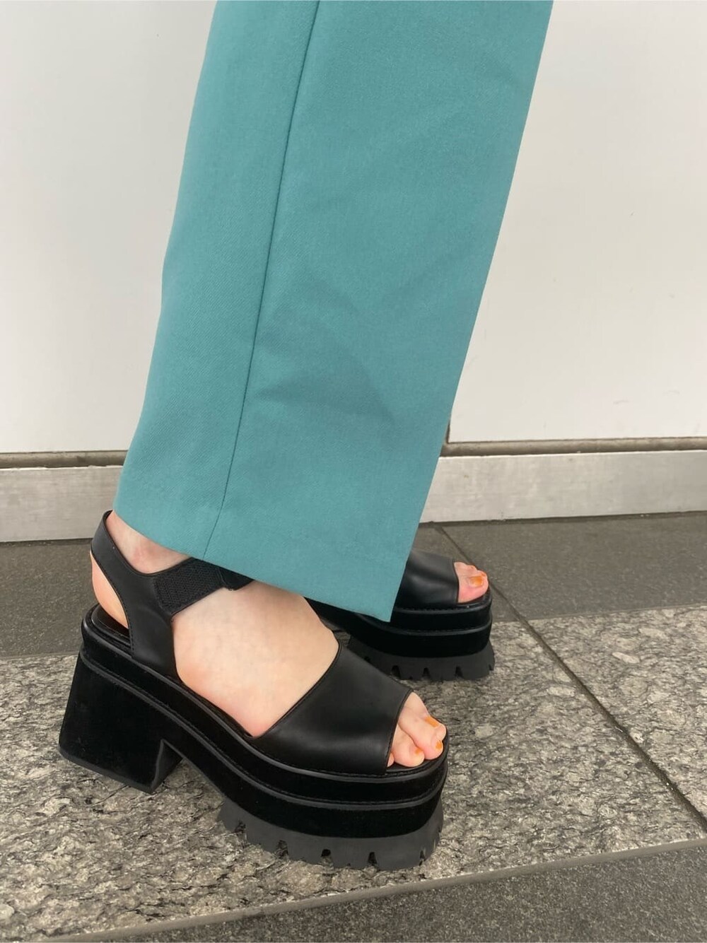 ブラック系のサンダル、ホワイト系のタンクトップ、ブルー系のその他パンツを着用したレディースの夏コーディネートの7枚目の写真