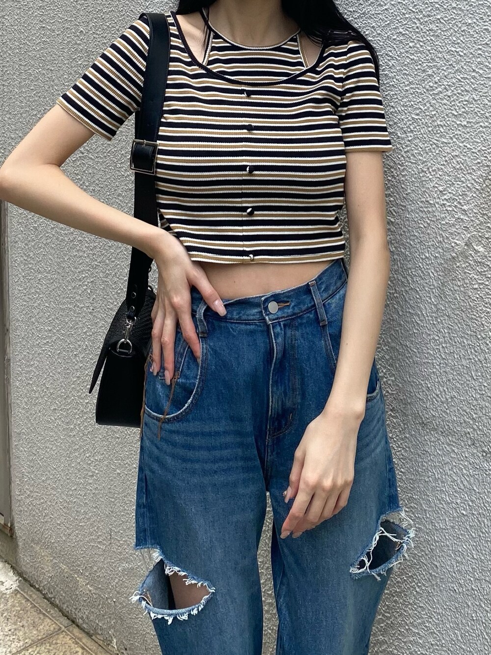 その他のTシャツ/カットソー、ブラック系のサンダル、ブルー系のデニムパンツを着用したレディースの夏コーディネートの7枚目の写真