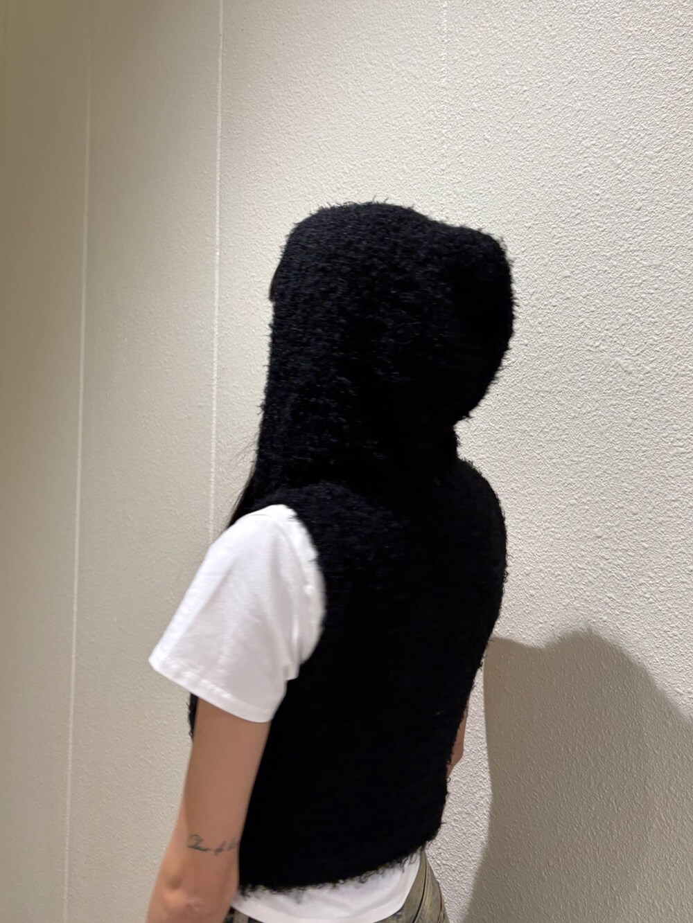 ブルー系のデニムパンツ、ブラック系のハンドバッグ、ホワイト系のTシャツ/カットソーを着用したレディースの春コーディネートの10枚目の写真