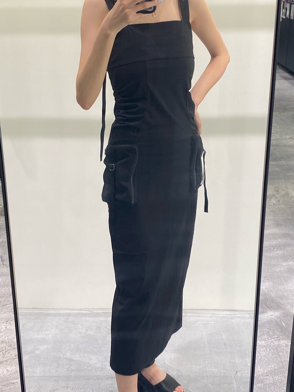 ブラック系のワンピース、ブラック系のサンダル、シルバー系のネックレスを着用したレディースの夏コーディネートの2枚目の写真