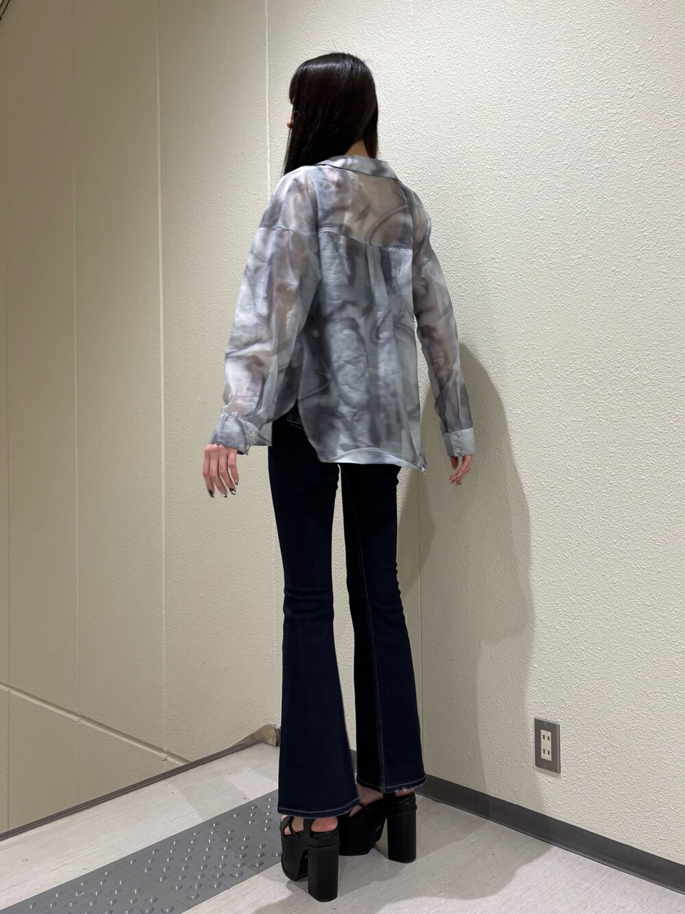 ブルー系のサロペット/オーバーオール、グレー系のシャツ/ブラウス、ブラック系のサンダルを着用したレディースの春コーディネートの4枚目の写真