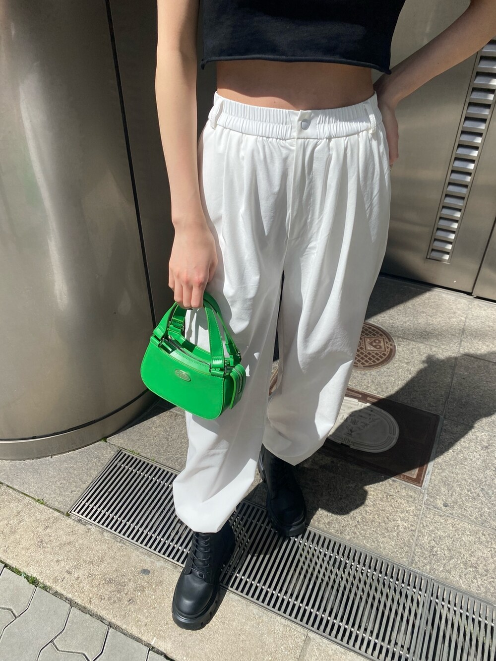 ホワイト系のその他パンツ、ブラック系のTシャツ/カットソー、ブラック系のパンプスを着用したレディースの春コーディネートの6枚目の写真