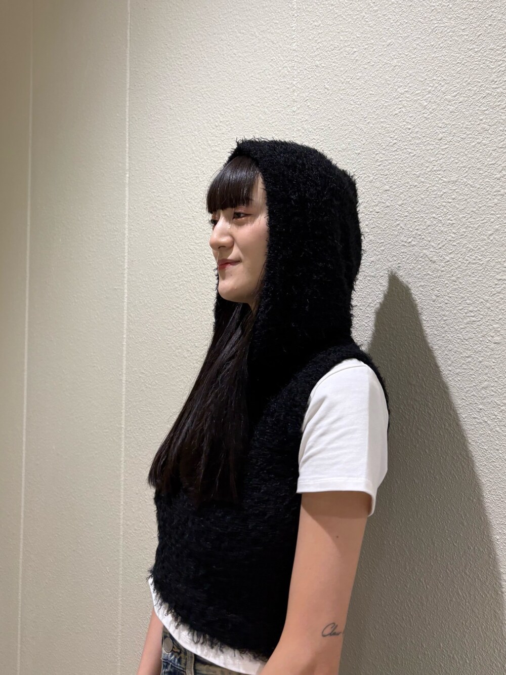 ブルー系のデニムパンツ、ブラック系のハンドバッグ、ホワイト系のTシャツ/カットソーを着用したレディースの春コーディネートの9枚目の写真