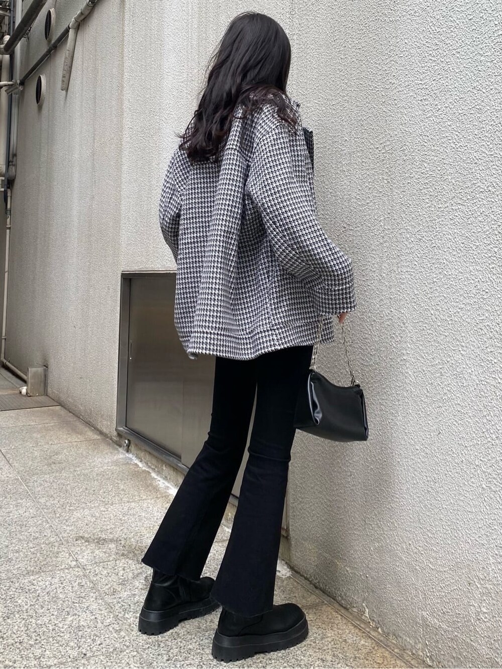 その他のテーラードジャケット、ブルー系のニット/セーター、ブラック系のハンドバッグを着用したレディースの秋コーディネートの3枚目の写真