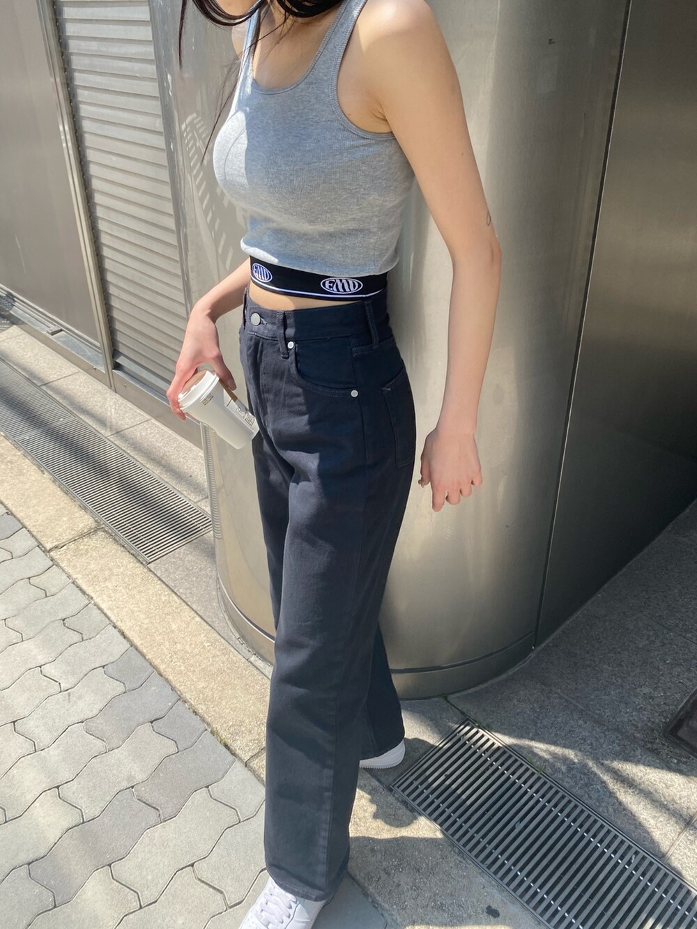 ブラック系のデニムパンツ、グレー系のTシャツ/カットソー、ブラック系のキャップを着用したレディースの夏コーディネートの6枚目の写真