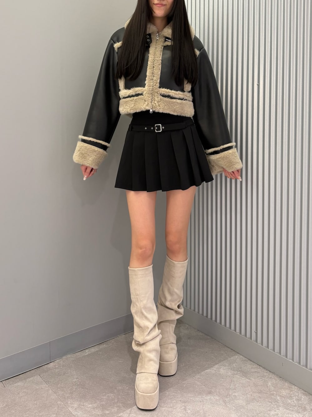 ブラック系のスカート、その他のブルゾン、ホワイト系のブーツを着用したレディースの秋コーディネートの2枚目の写真