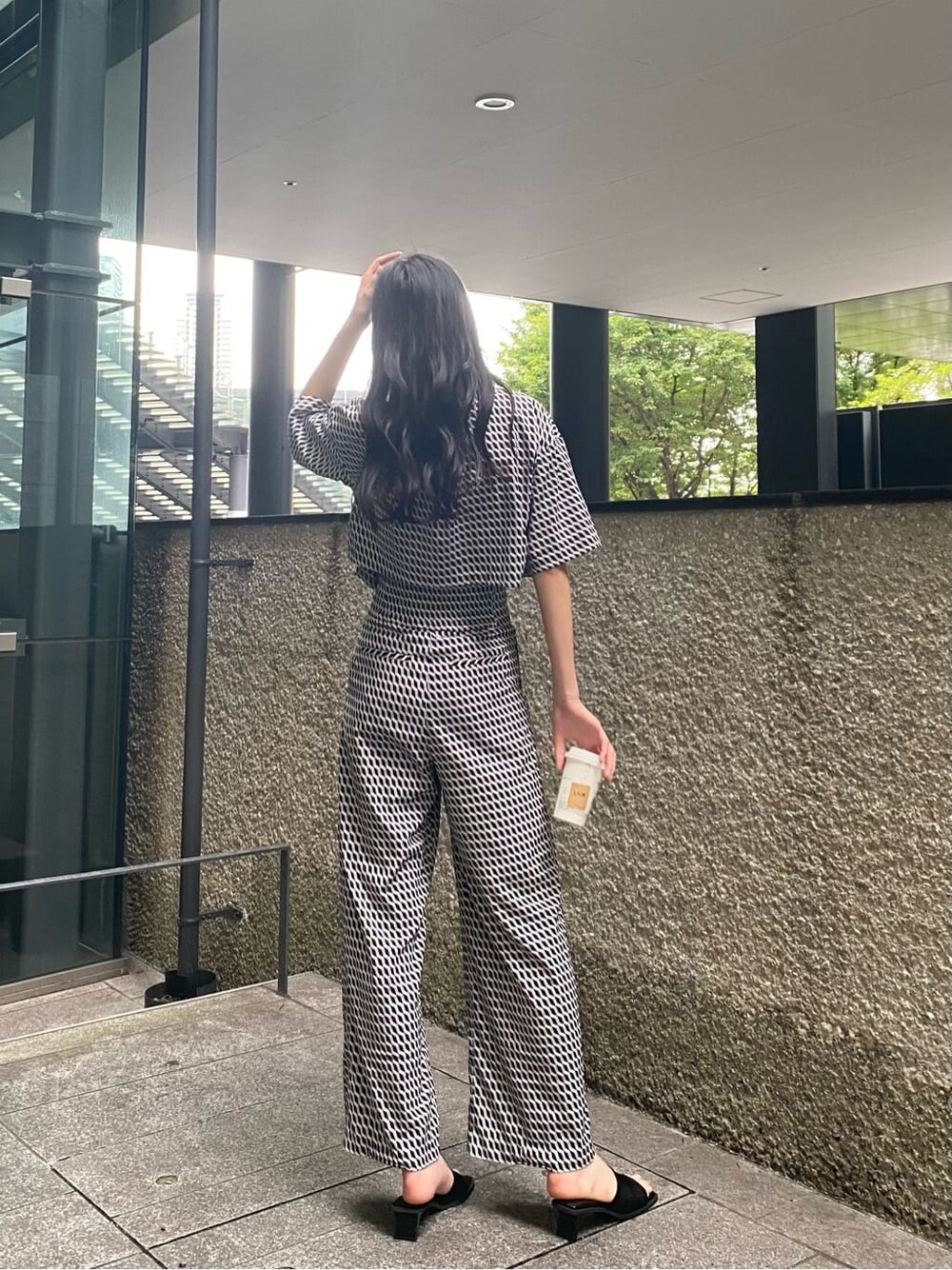 ホワイト系のタンクトップ、その他のシャツ/ブラウス、ブラック系のサンダルを着用したレディースの夏コーディネートの2枚目の写真