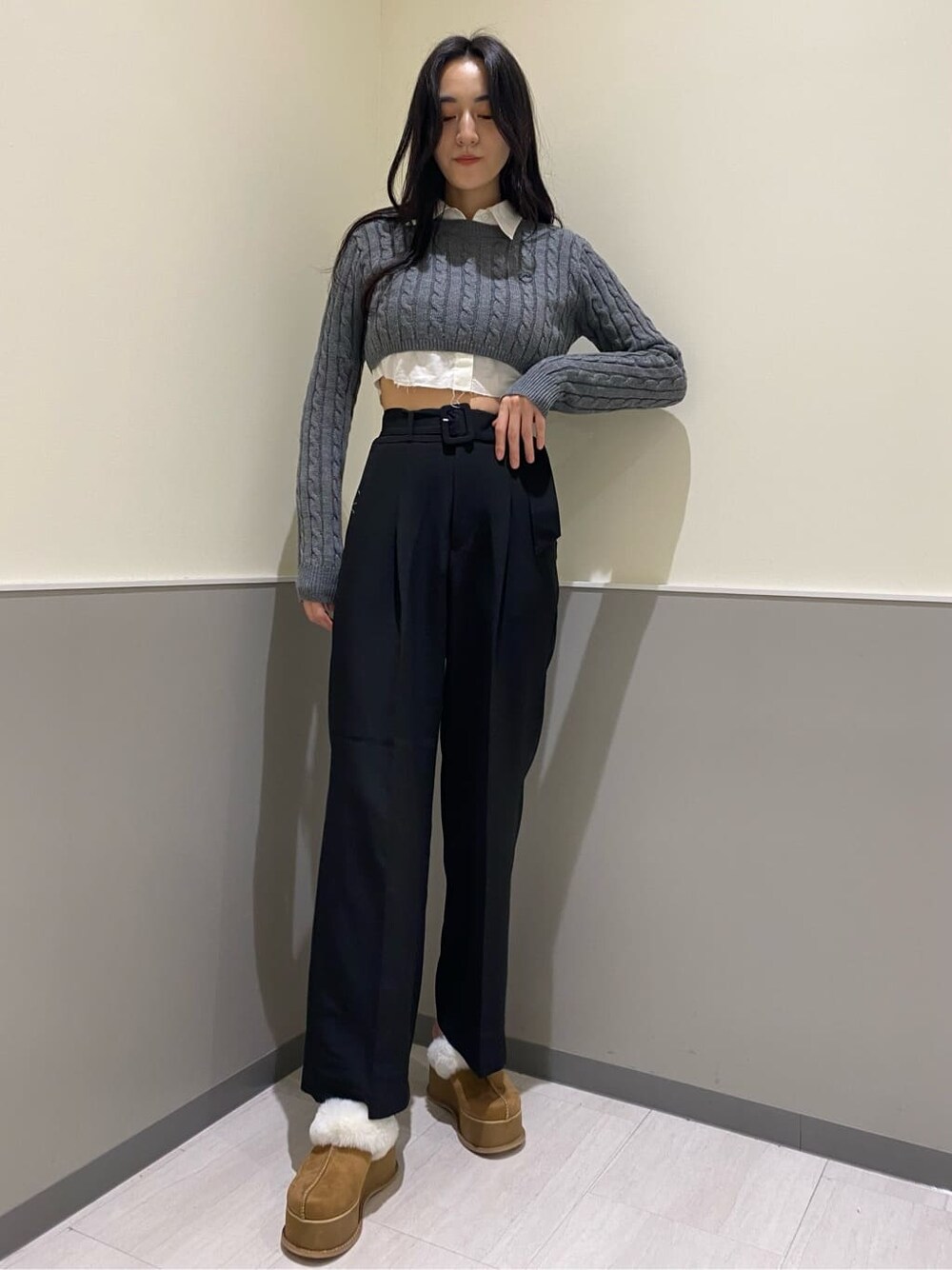 ベージュ系のスリッポン、ホワイト系のシャツ/ブラウス、グレー系のニット/セーターを着用したレディースの秋コーディネートの2枚目の写真