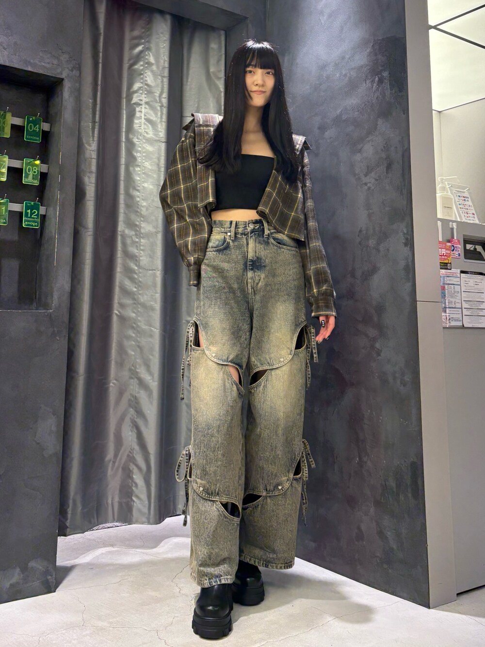 ブルー系のデニムパンツ、ブラック系のブーツ、グリーン系のシャツ/ブラウスを着用したレディースの夏コーディネートの2枚目の写真