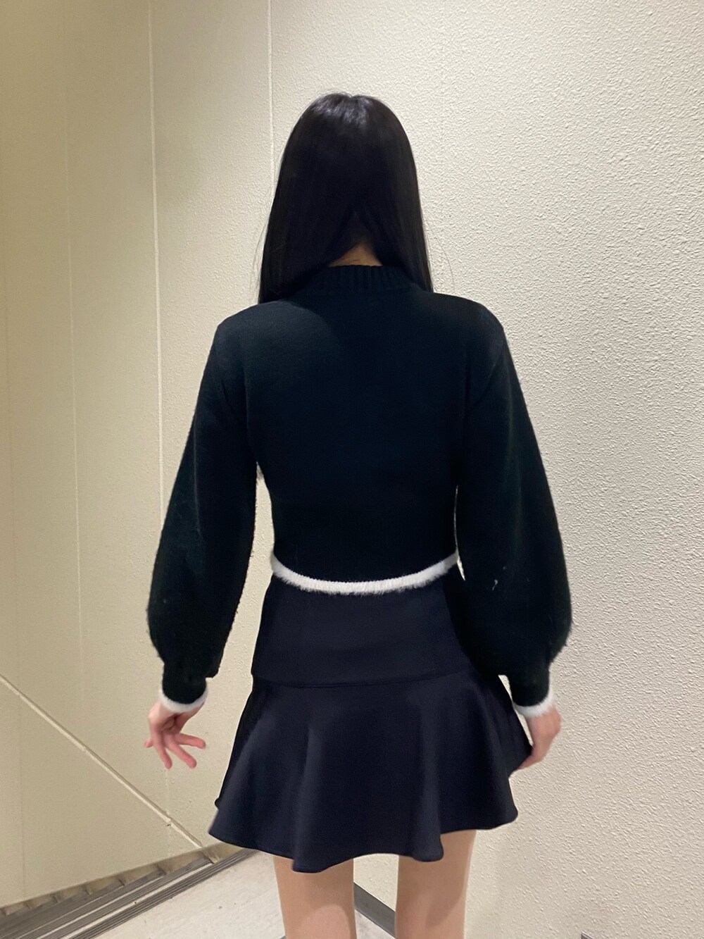 ブラック系のスカート、ブラック系のニット/セーターを着用したレディースの冬コーディネートの7枚目の写真