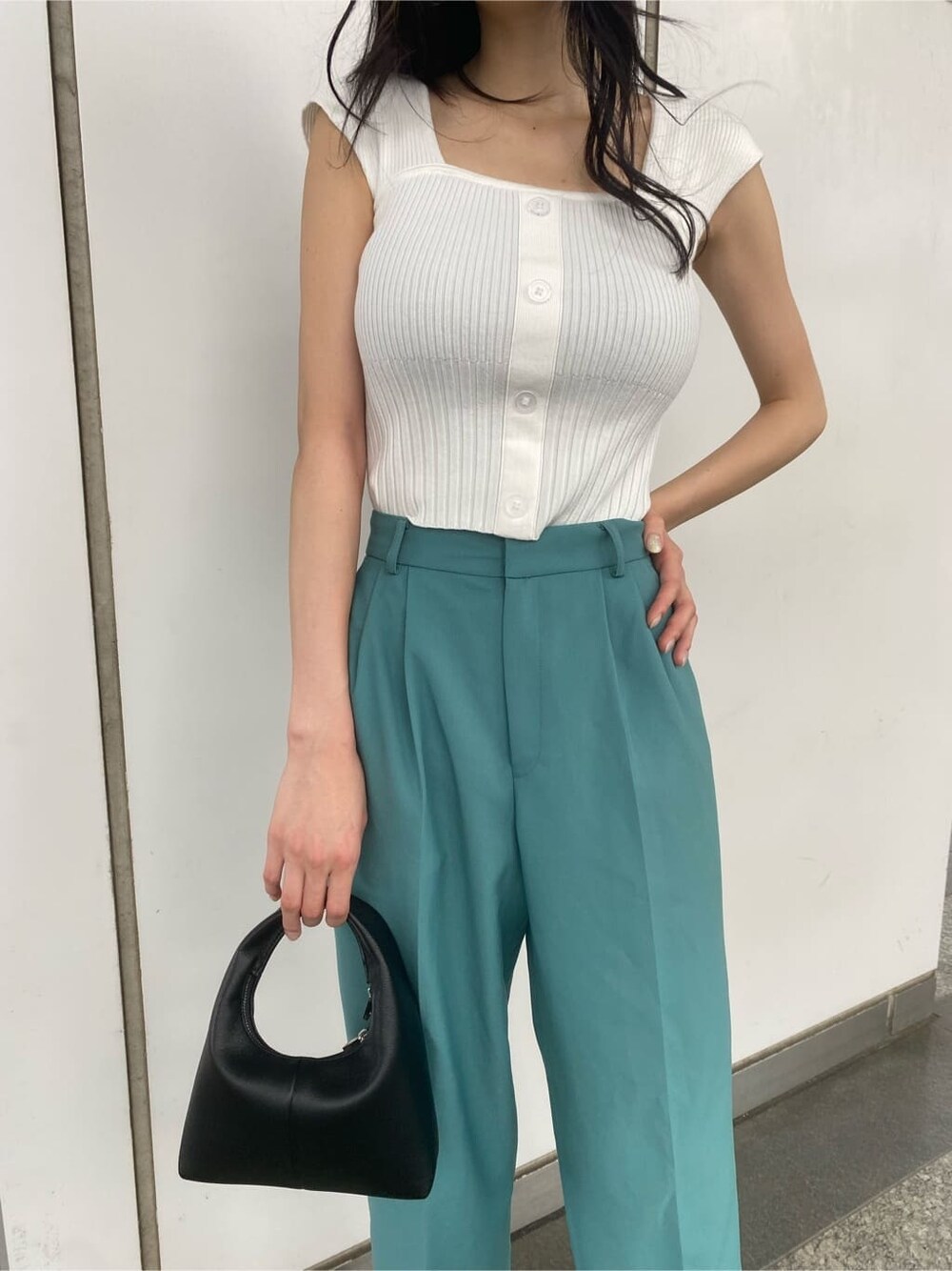 ブラック系のサンダル、ホワイト系のタンクトップ、ブルー系のその他パンツを着用したレディースの夏コーディネートの6枚目の写真