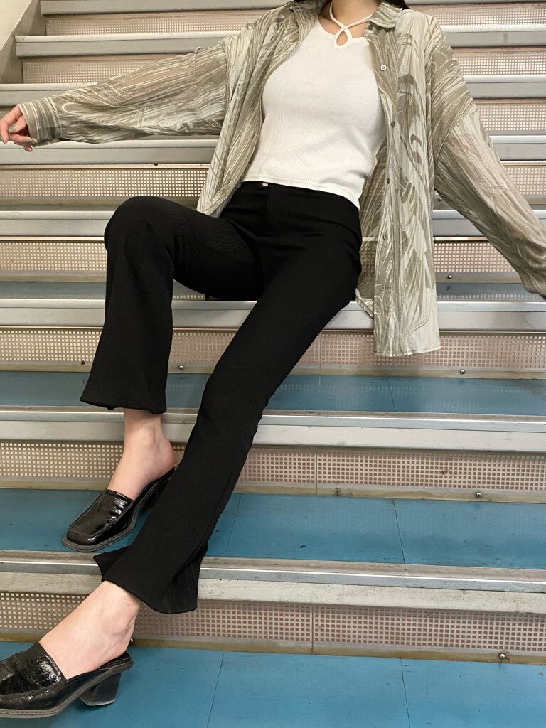 ベージュ系のシャツ/ブラウス、ホワイト系のTシャツ/カットソー、ブラック系のその他パンツを着用したレディースの春コーディネートの2枚目の写真