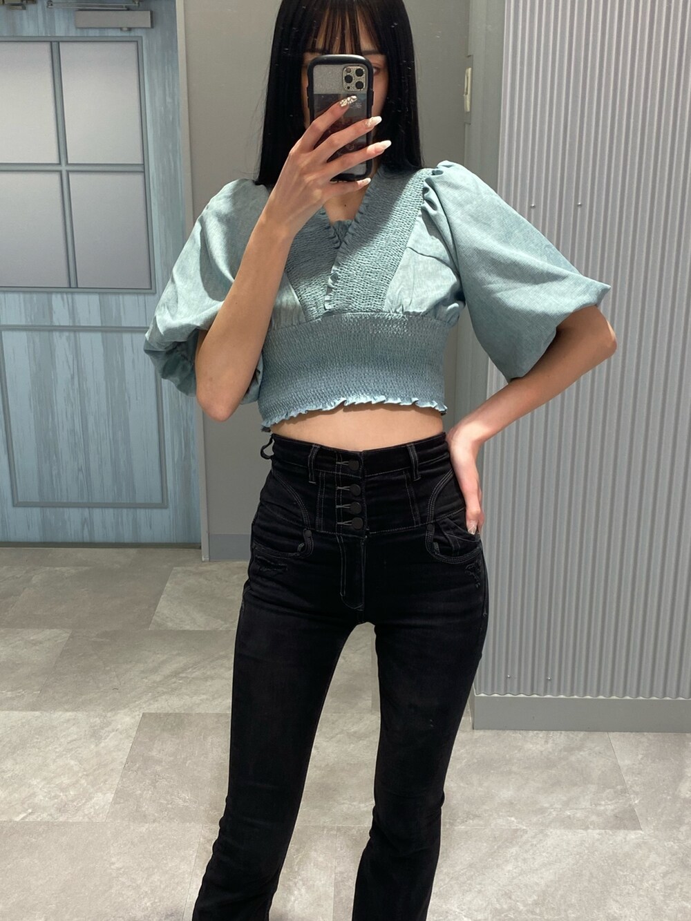 ブラック系のデニムパンツ、ブルー系のTシャツ/カットソーを着用したレディースの春コーディネートの3枚目の写真