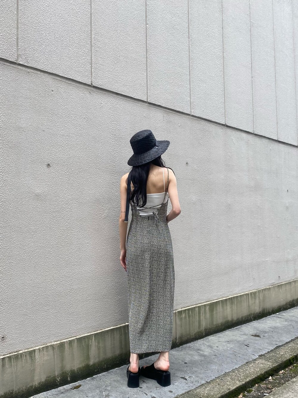 その他のワンピース、ホワイト系のキャミソール、ブラック系のサンダルを着用したレディースの夏コーディネートの5枚目の写真