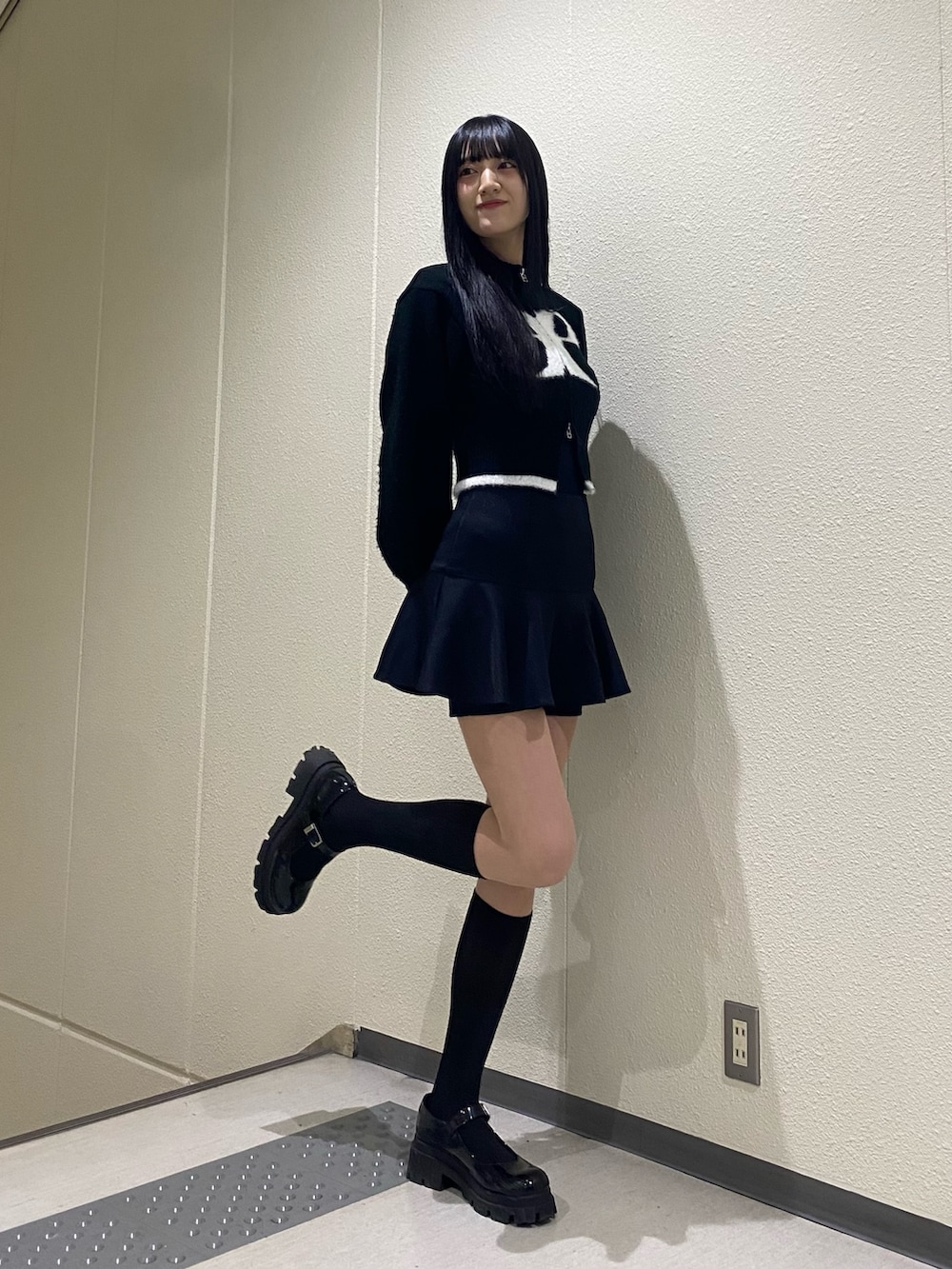 ブラック系のスカート、ブラック系のニット/セーターを着用したレディースの冬コーディネートの2枚目の写真