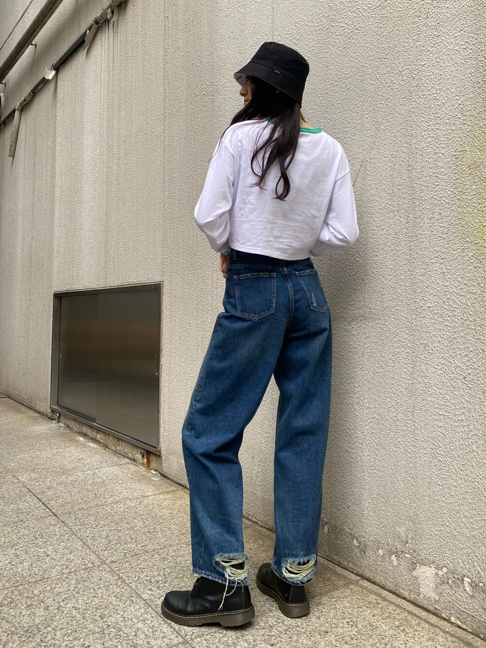 ブルー系のデニムパンツ、グリーン系のTシャツ/カットソー、シルバー系のネックレスを着用したレディースの冬コーディネートの4枚目の写真