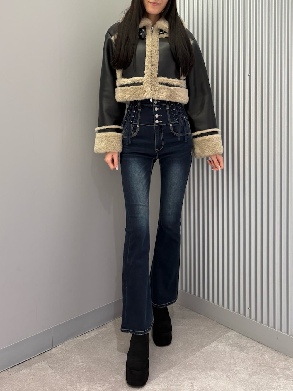 ブルー系のデニムパンツ、その他のブルゾン、ブラック系のブーツを着用したレディースの秋コーディネートの2枚目の写真