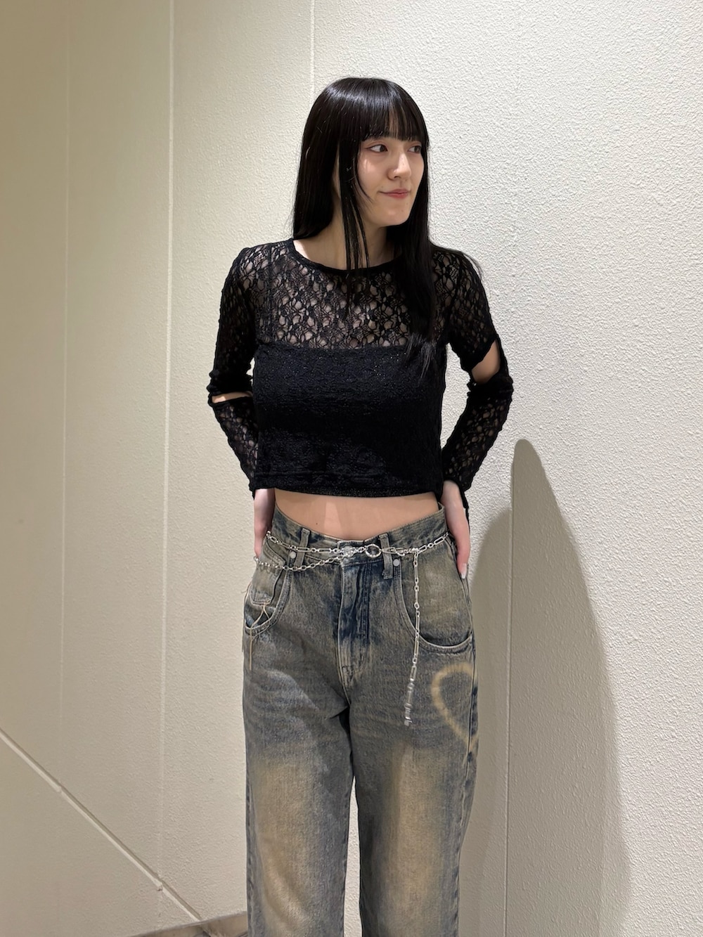 ブルー系のデニムパンツ、ブラック系のTシャツ/カットソー、ブラック系のブーツを着用したレディースの春コーディネートの8枚目の写真