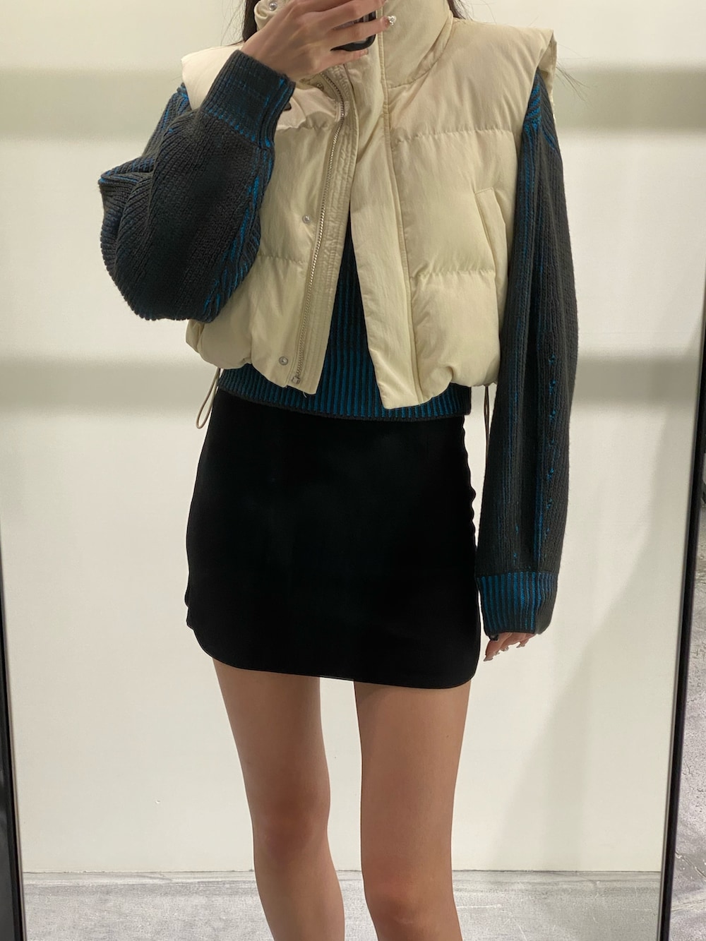 ブラック系のスカート、ブラック系のブーツ、ブルー系のニット/セーターを着用したレディースの秋コーディネートの4枚目の写真