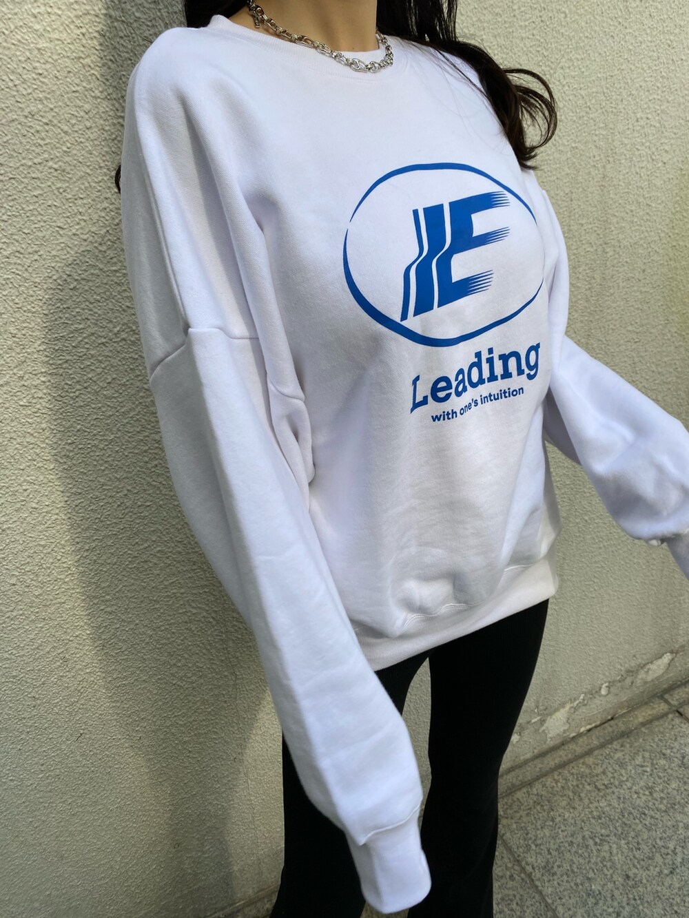 ホワイト系のスウェット、ブラック系のその他パンツ、ブラック系のブーツを着用したレディースの冬コーディネートの9枚目の写真