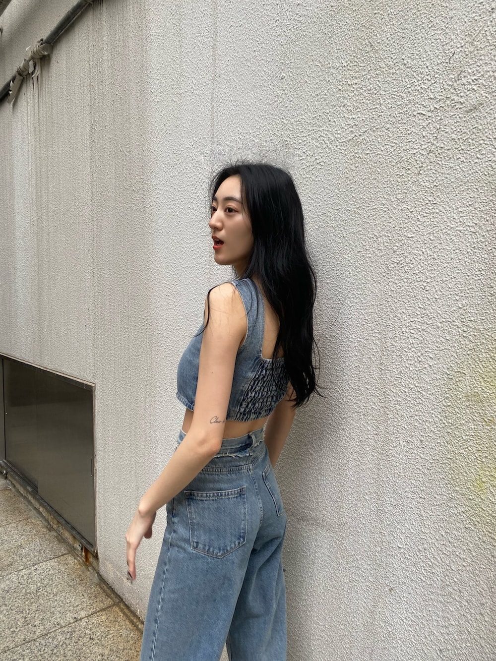 ブルー系のデニムパンツ、ブルー系のその他トップス、ブラック系のサンダルを着用したレディースの春コーディネートの7枚目の写真