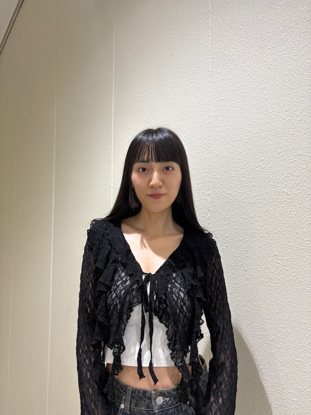 ブルー系のスカート、ブラック系のシャツ/ブラウス、ホワイト系のキャミソールを着用したレディースの夏コーディネートの7枚目の写真