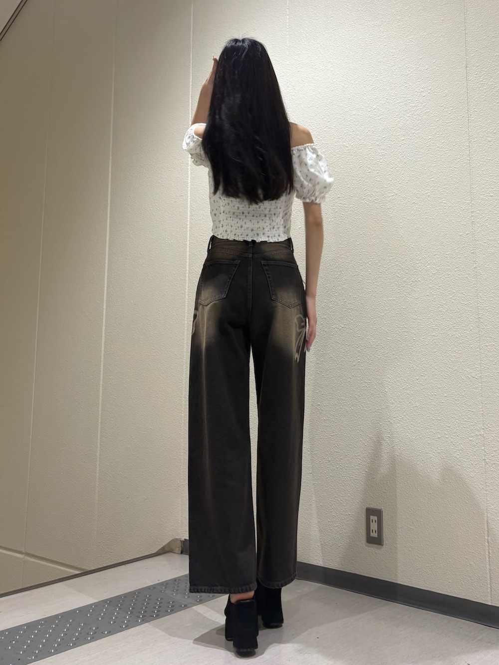 ブラック系のデニムパンツ、ブラック系のサンダルを着用したレディースの夏コーディネートの4枚目の写真