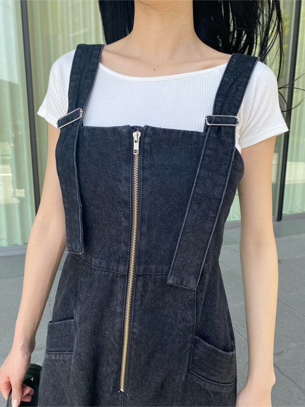 ブラック系のつなぎ/オールインワン、ホワイト系のTシャツ/カットソー、ブラック系のサンダルを着用したレディースの夏コーディネートの3枚目の写真