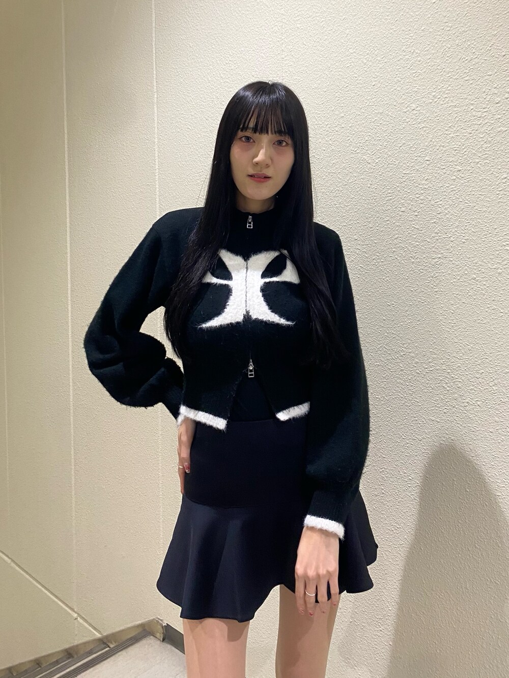 ブラック系のスカート、ブラック系のニット/セーターを着用したレディースの冬コーディネートの5枚目の写真