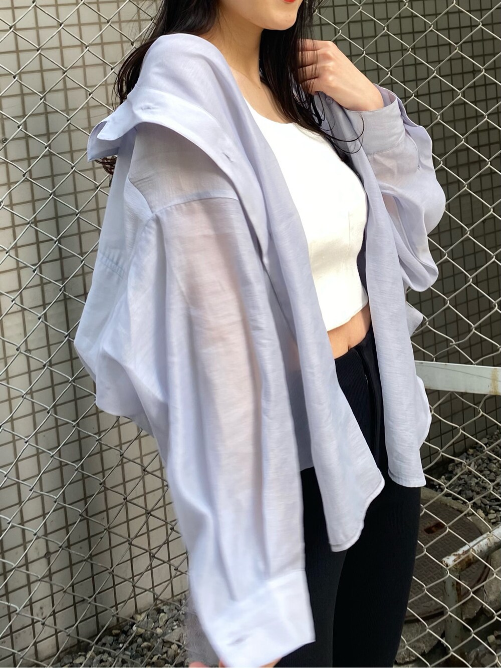 パープル系のシャツ/ブラウス、ブラック系のその他パンツ、ブラック系のサンダルを着用したレディースの春コーディネートの6枚目の写真