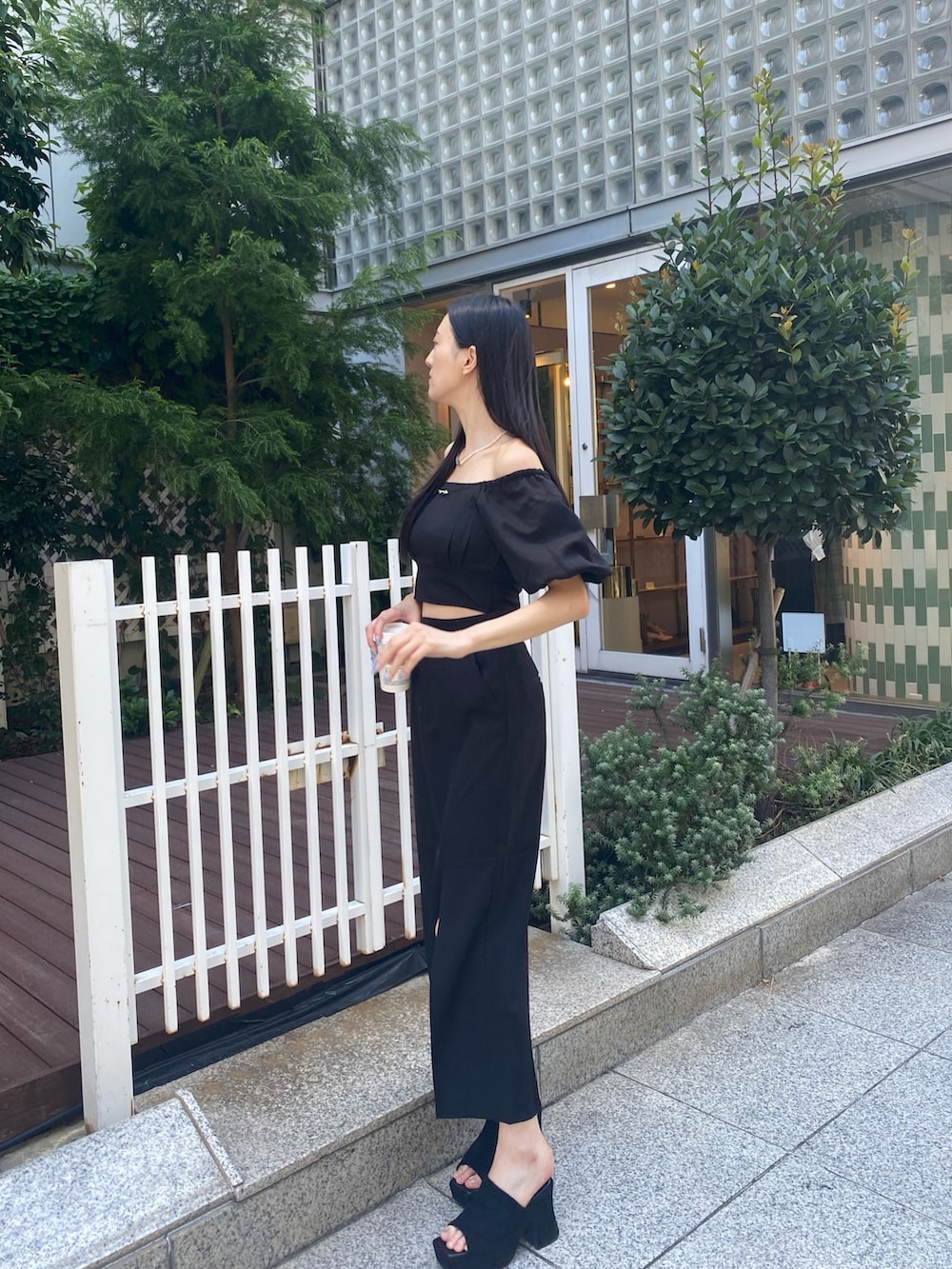 ブラック系のスカート、ブラック系のTシャツ/カットソー、シルバー系のネックレスを着用したレディースの夏コーディネートの3枚目の写真