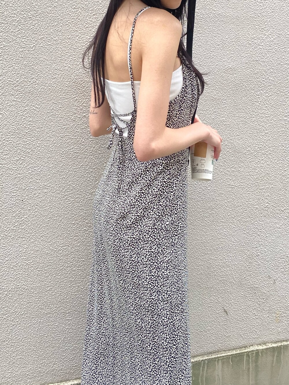 その他のワンピース、ホワイト系のキャミソール、ブラック系のサンダルを着用したレディースの夏コーディネートの9枚目の写真