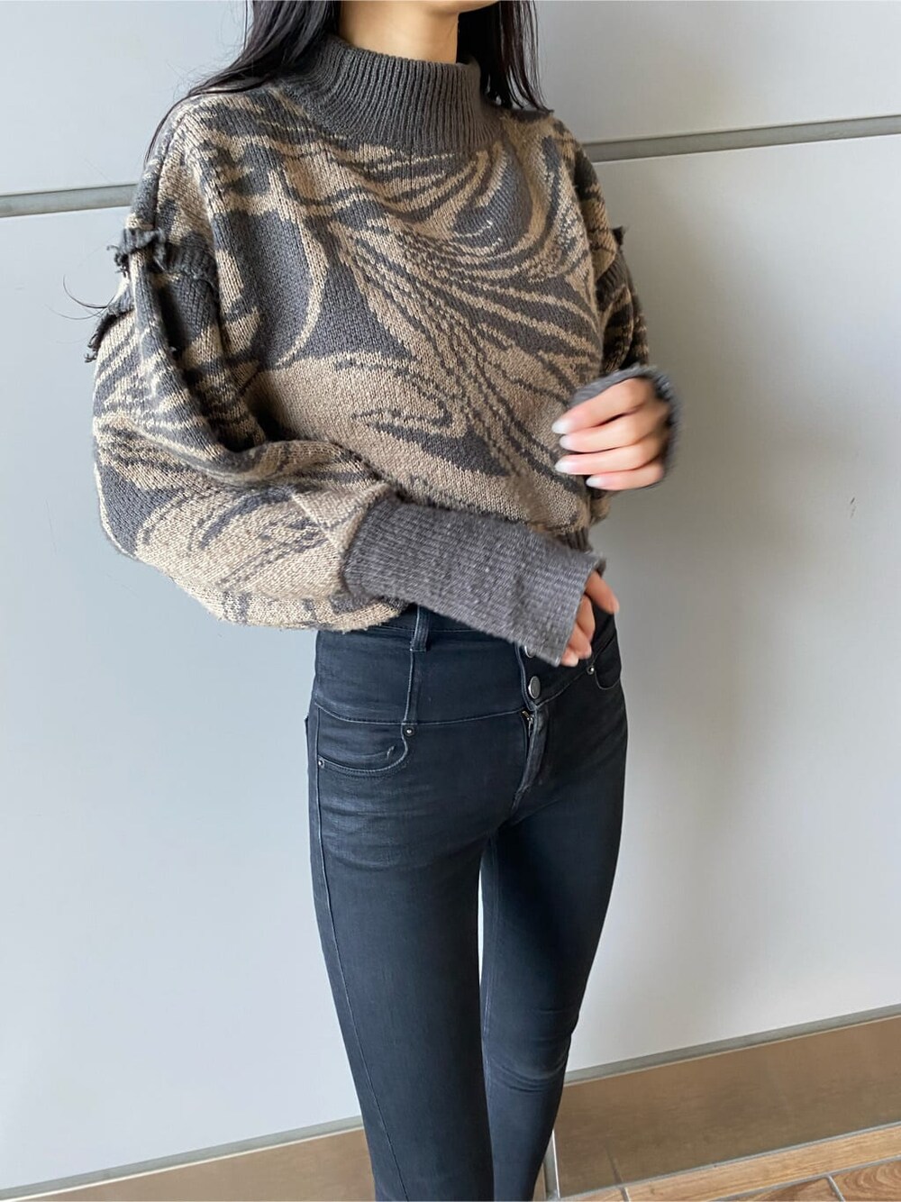 ブラック系のデニムパンツ、その他のニット/セーター、その他のムートンコートを着用したレディースの秋コーディネートの5枚目の写真