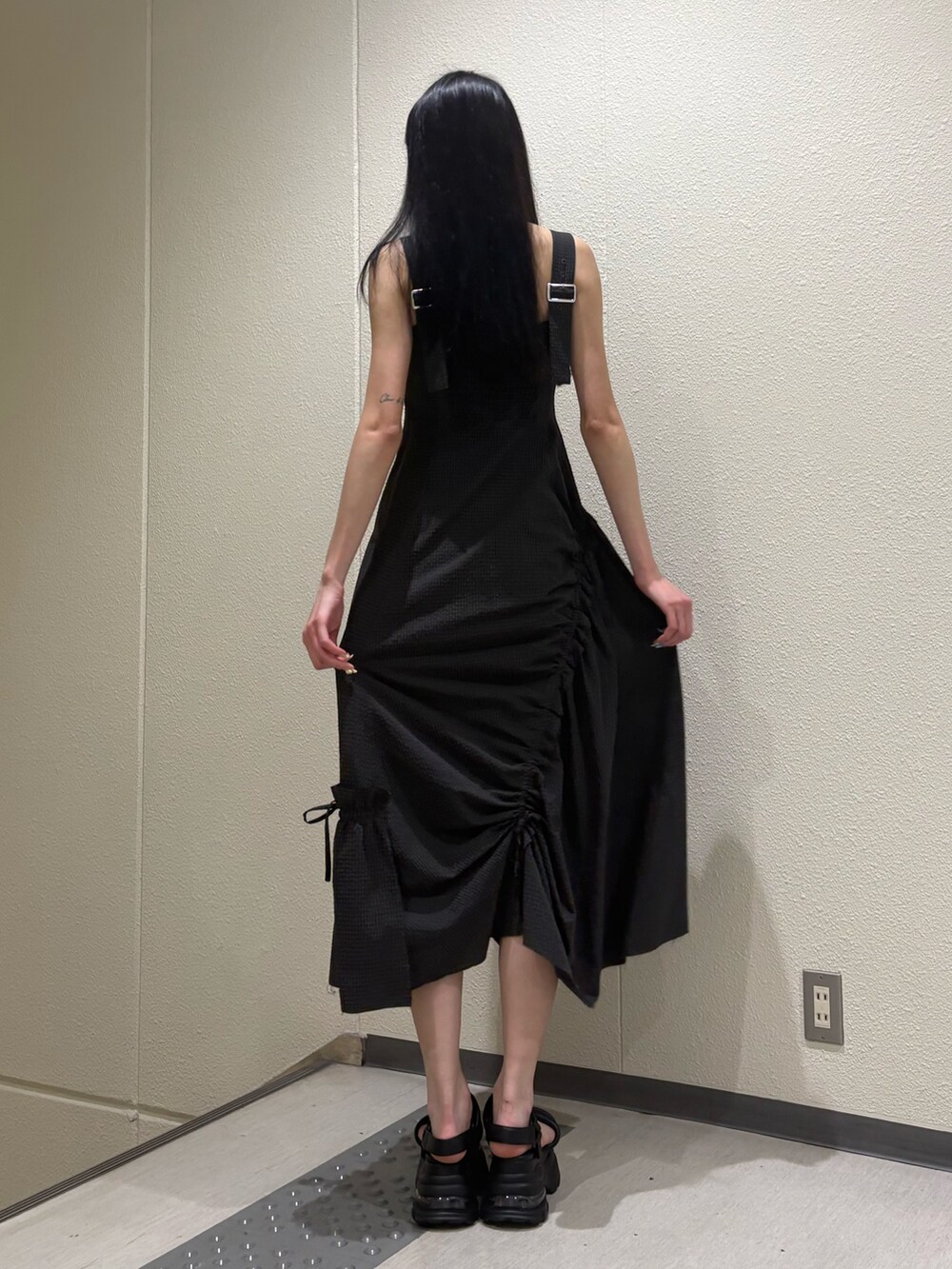 グレー系のワンピース、ブラック系のサンダルを着用したレディースの夏コーディネートの4枚目の写真