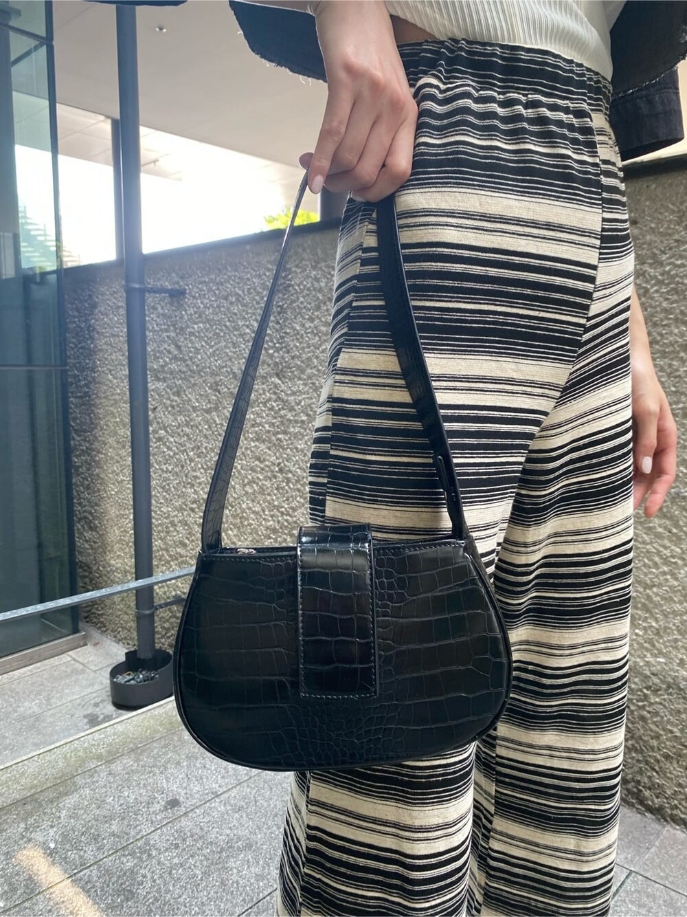 その他のその他パンツ、ブラック系のシャツ/ブラウス、ホワイト系のタンクトップを着用したレディースの夏コーディネートの8枚目の写真