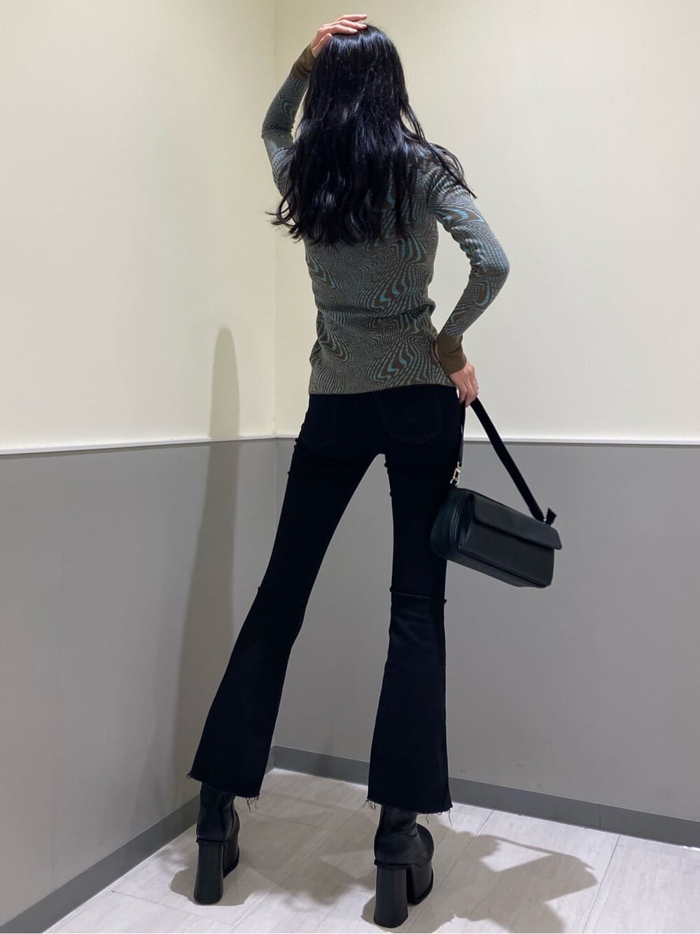 ブラック系のブーツ、ブラック系のハンドバッグ、その他のカーディガン/ボレロを着用したレディースの秋コーディネートの3枚目の写真