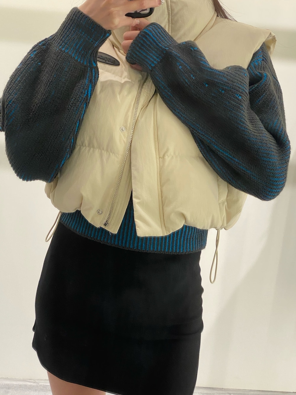 ブラック系のスカート、ブラック系のブーツ、ブルー系のニット/セーターを着用したレディースの秋コーディネートの10枚目の写真