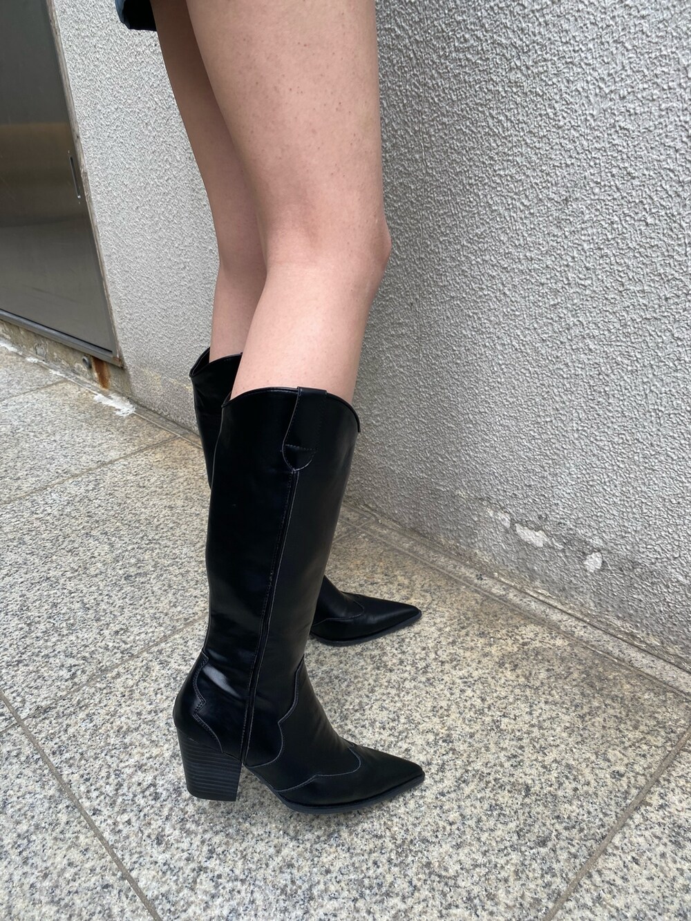 ホワイト系のニット/セーター、ブルー系のワンピース、ホワイト系のショルダーバッグを着用したレディースの冬コーディネートの9枚目の写真