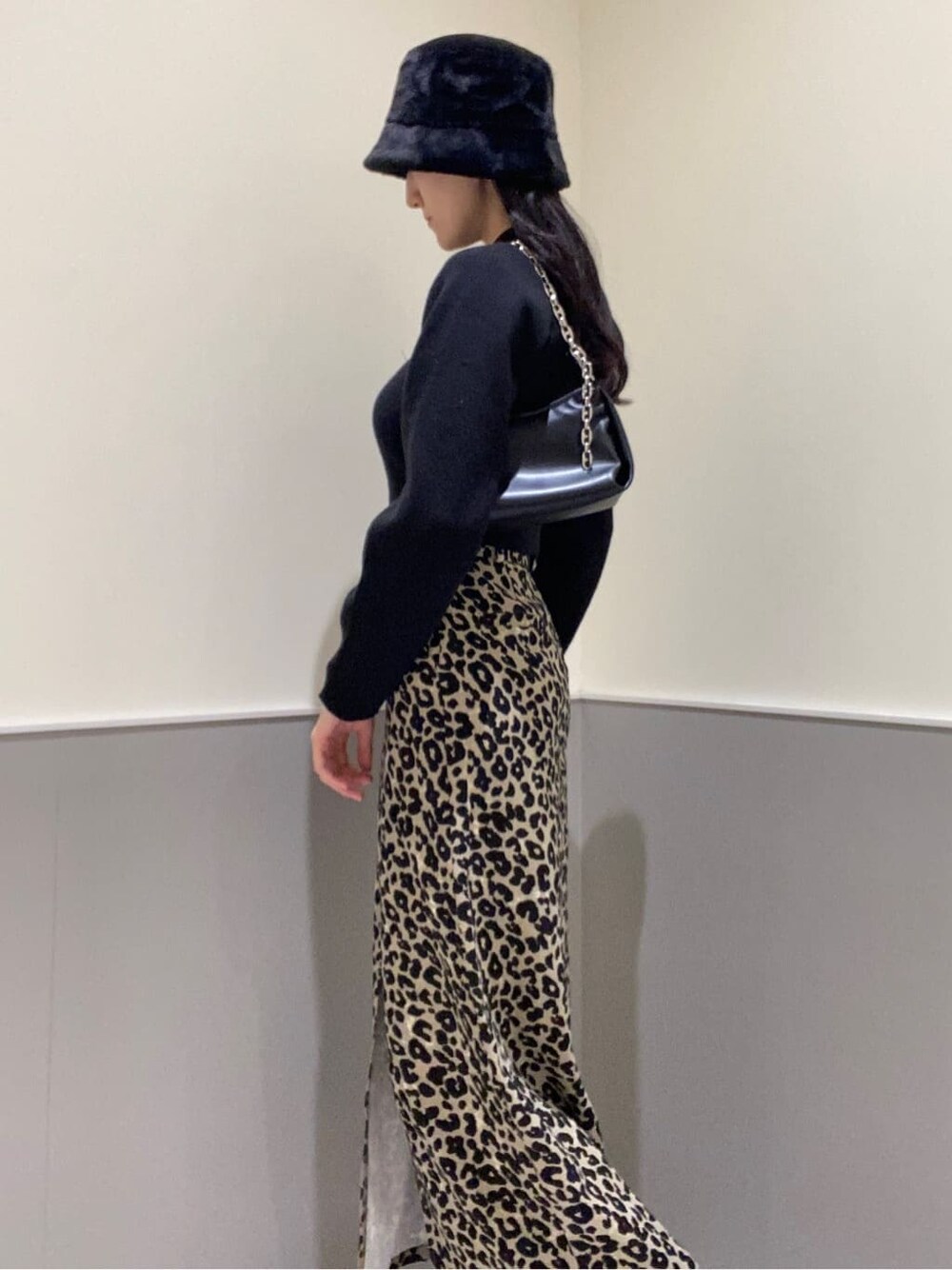 その他のスカート、ブラック系のニット/セーター、ブラック系のハンドバッグを着用したレディースの秋コーディネートの4枚目の写真