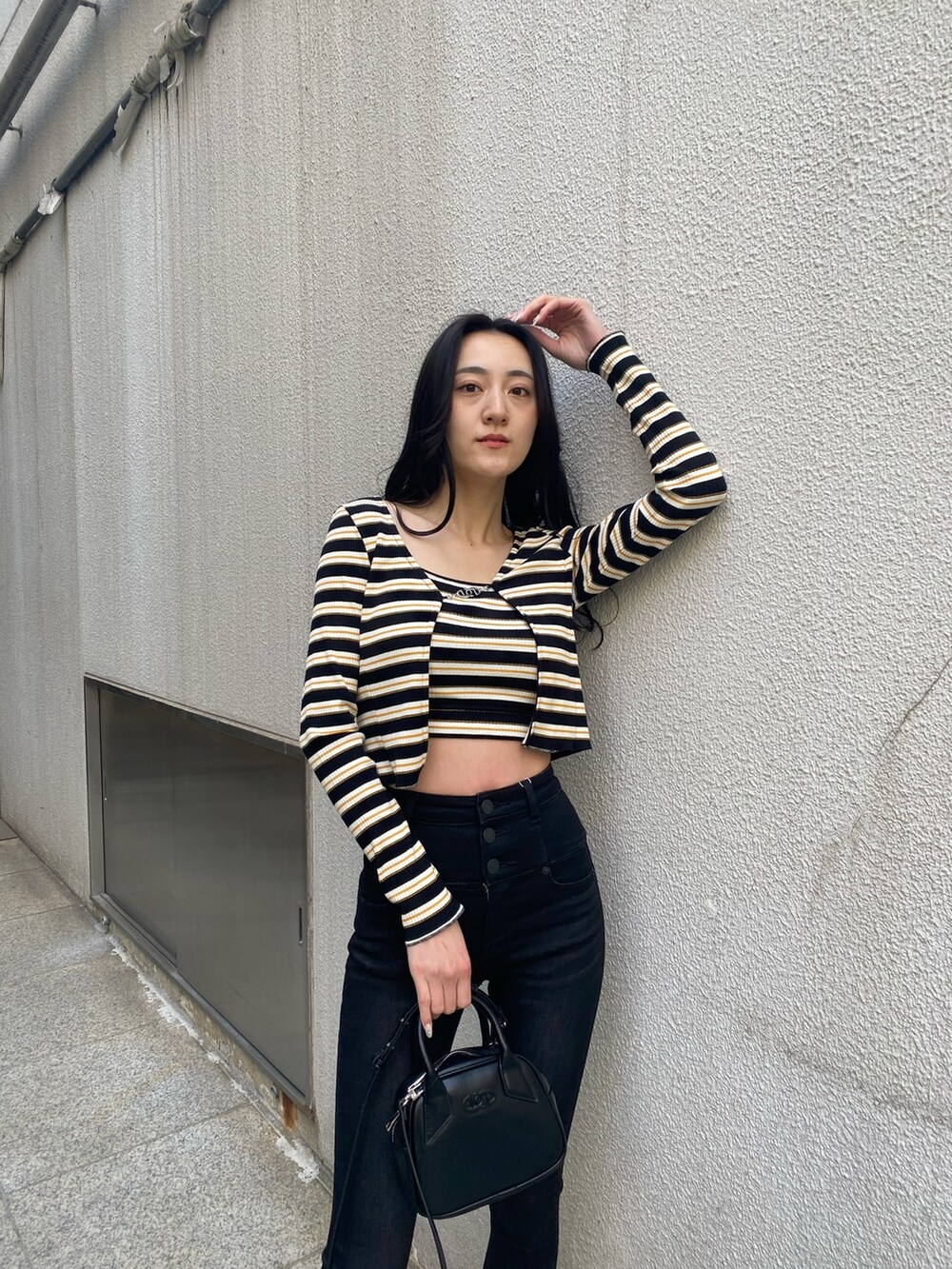 その他のTシャツ/カットソー、ブラック系のデニムパンツ、ブラック系のパンプスを着用したレディースの春コーディネートの5枚目の写真